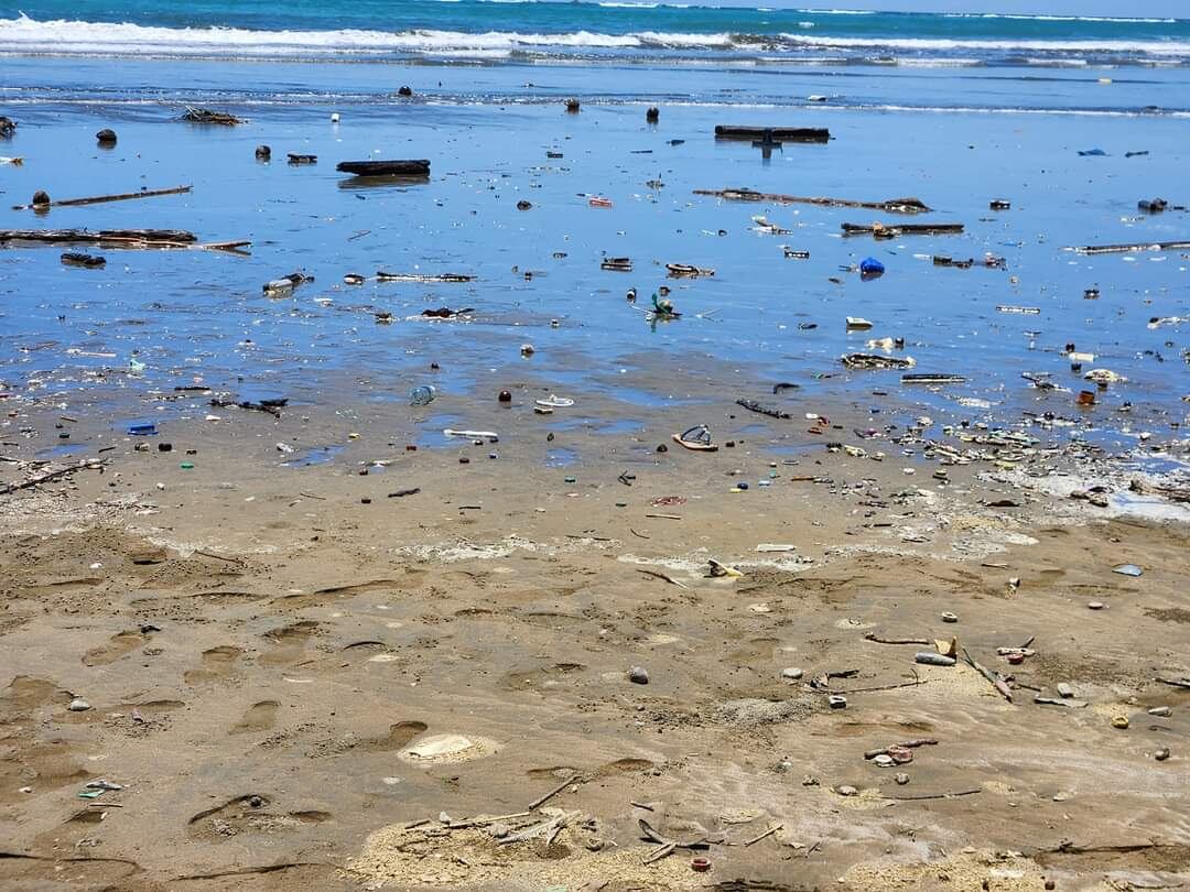 Impresionante cantidad de basura que sacó la playa en el Parque Nacional Marino Ballena en Uvita