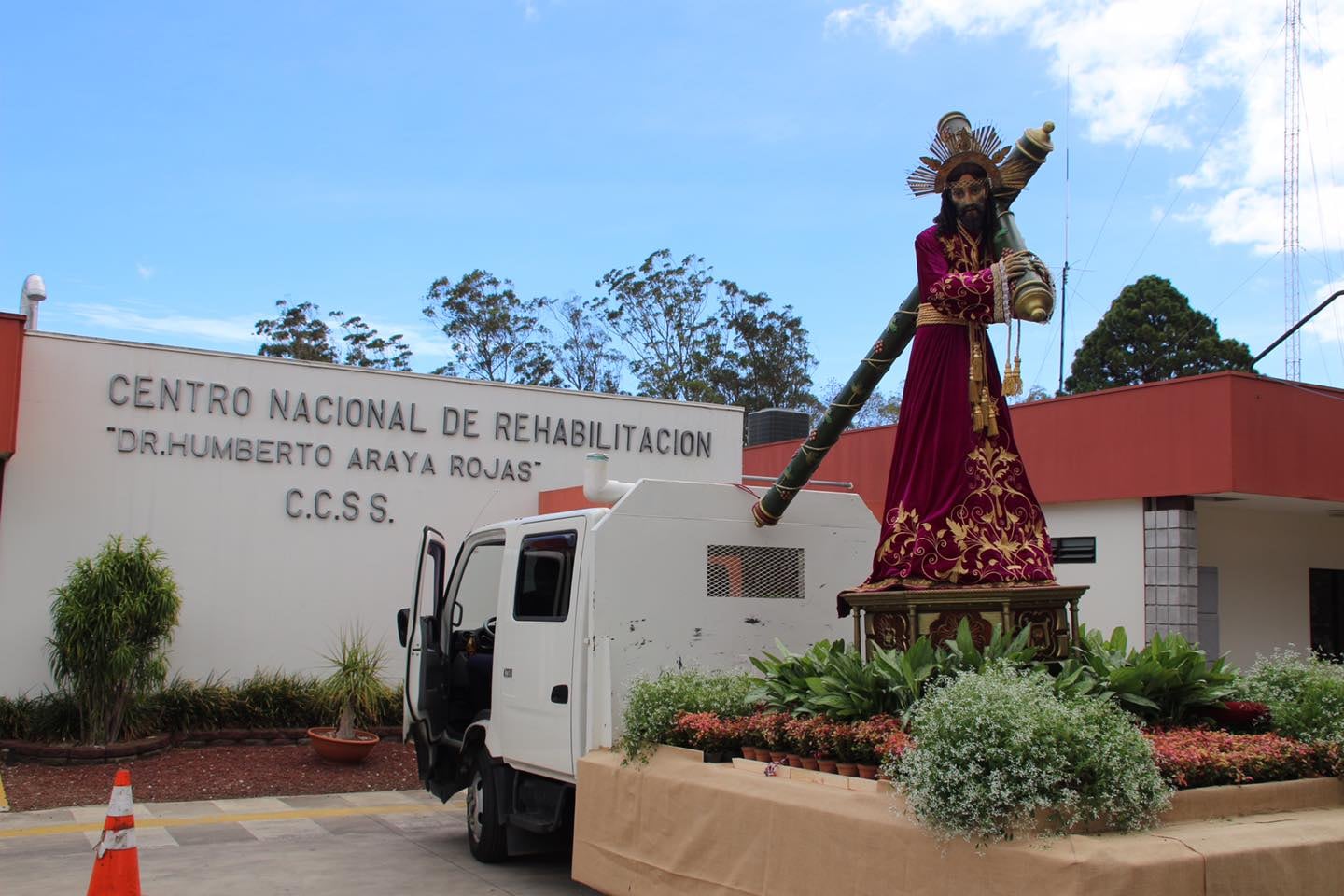 Durante la mañana de este Viernes Santo del 2021 la imagen de Jesús Nazareno cumplió su promesa y visitó los hospitales de San José.