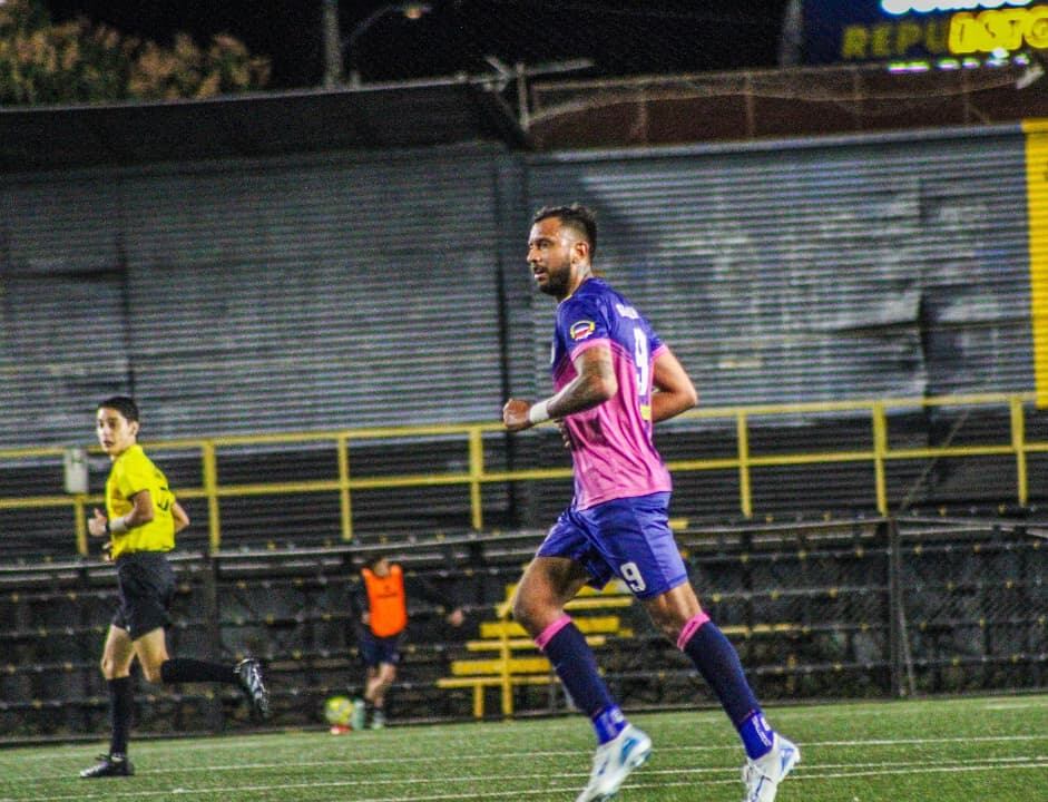 Giovanni Clunie anotó un golazo para Guadalupe en la final ante Jicaral. Foto: Facebook Guadalupe FC, archivo.