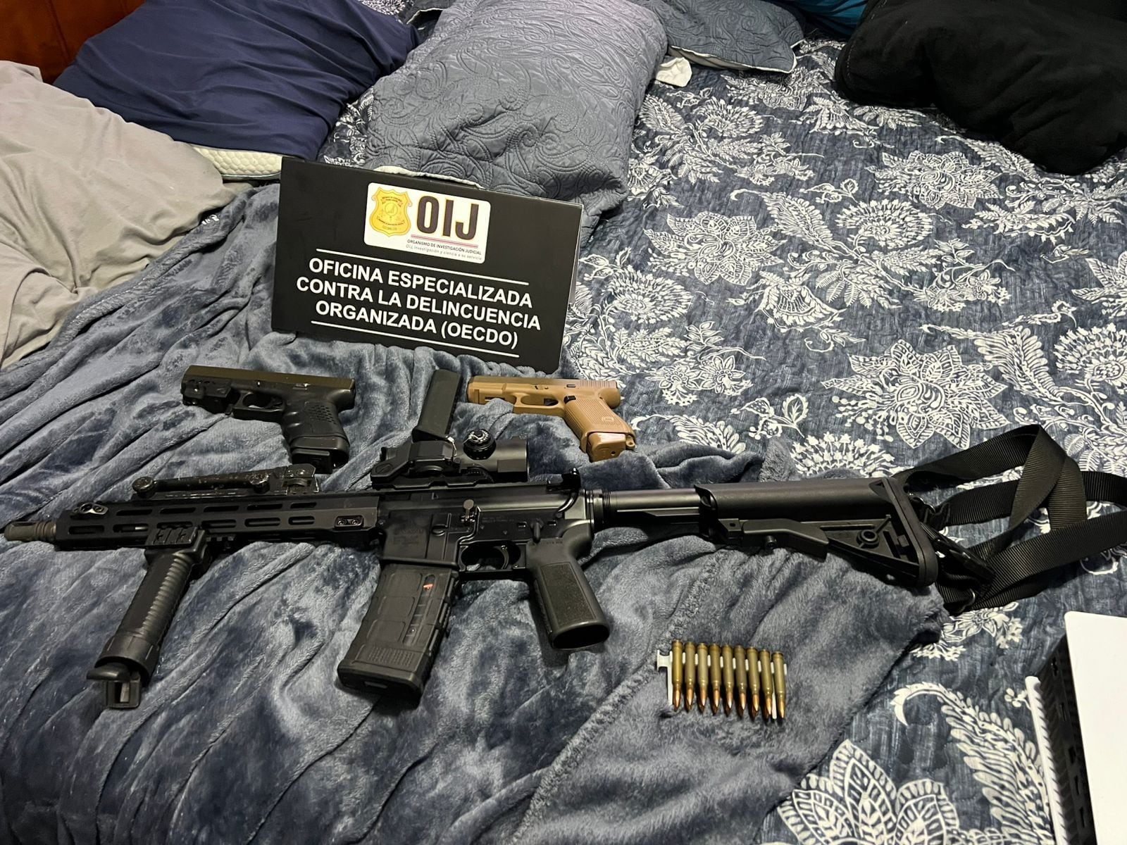 Parte de la evidencia descubierta por agentes judiciales este martes 25 de noviembre León XIII, durante allanamientos en la vivienda de Michael Ricardo Quesada Meléndez, alias “Shaggy”, señalado como líder de la organización y uno de los delincuentes más buscados por el OIJ durante los últimos tres años. Fotografía: