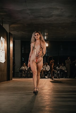 Karina Ramos presentó la sensual pasarela de Joel Álvarez con su Black Tape Project.
