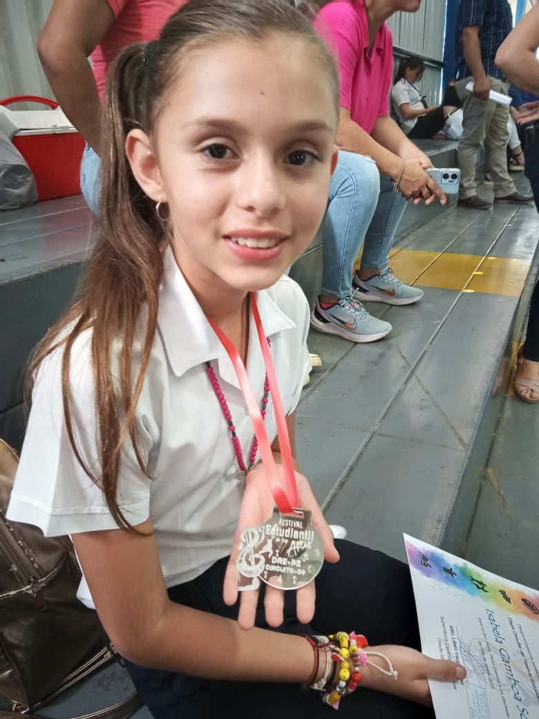 Isabella Gamboa Solano está en quinto año de la Escuela San Jerónimo de San Pedro, en Pérez Zeledón, gana primer lugar, en la Feria Científica, por su investigación “Los vapeadores una amenaza disfrazada de sabores”.
