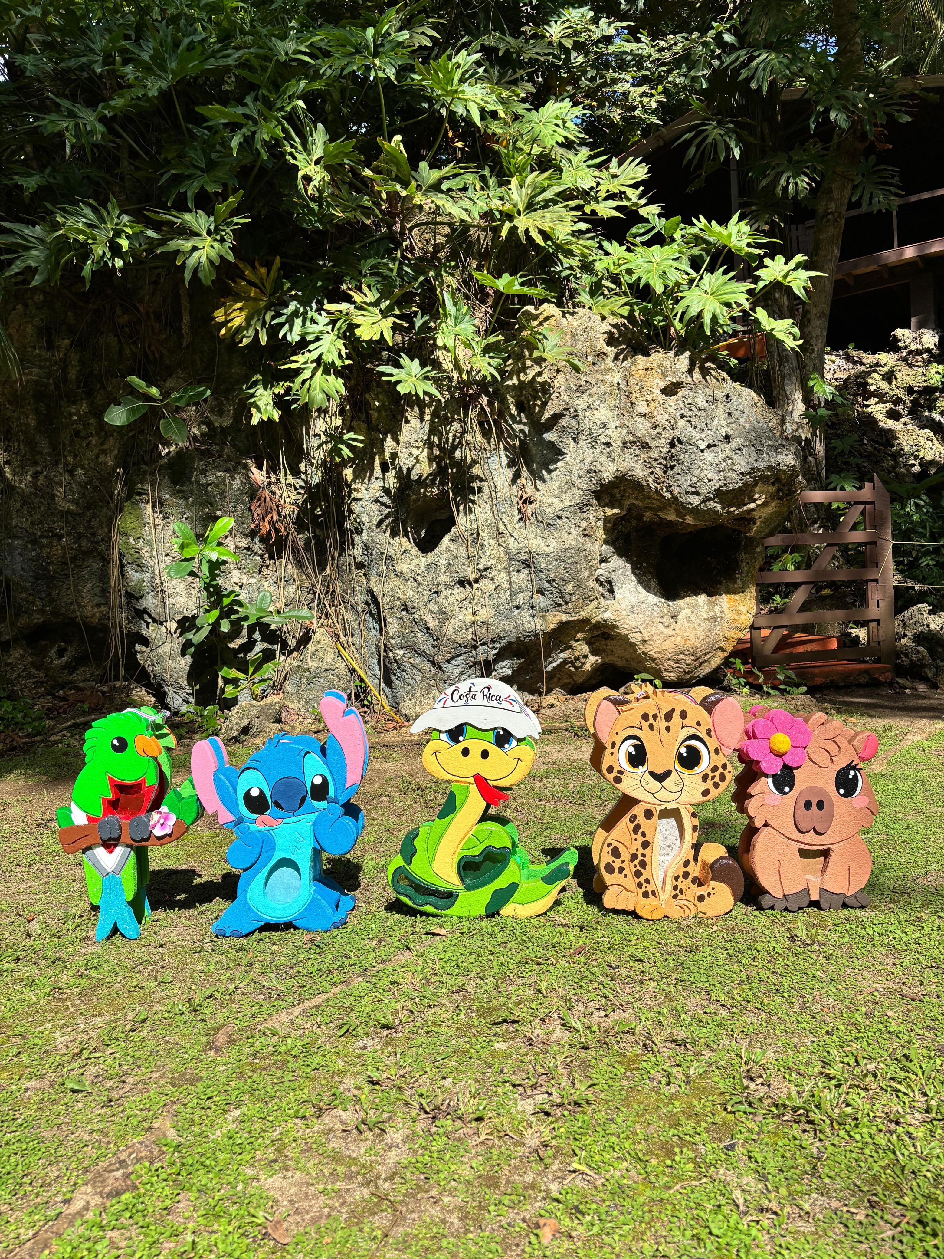 Farianny Castro Ulloa, estudiante de Administración en Recursos Humanos en la Ulicori, aprendió el oficio de manualidades de su mamá, Karla Ulloa Gaitán, quien comenzó el negocito hace unos 27 años.