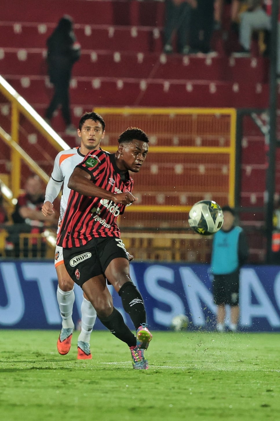23/04/2026/ juego entre Liga Deportiva Alajuelense vs Puntarenas FC en el estadio Alejandro Morera Soto / foto John Durán