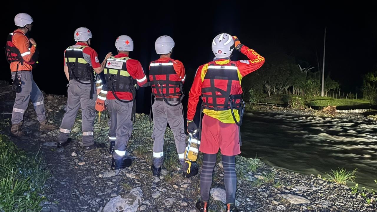 Un hombre fue rescatado por la Cruz Roja por la crecida de un río