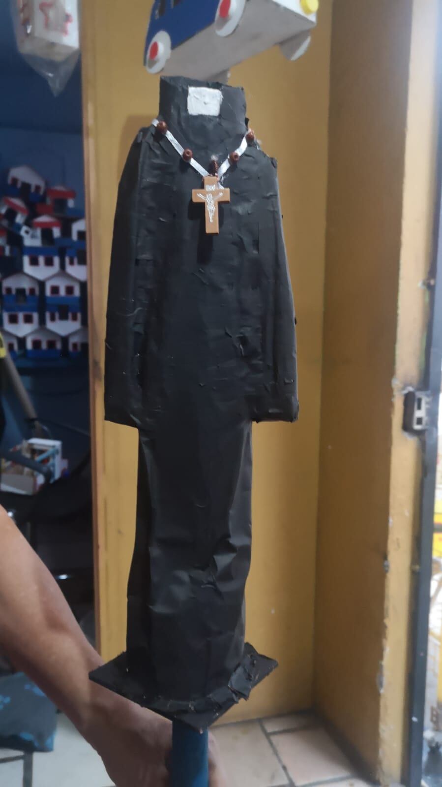 A don Jorge Chaves Lobos, quien tiene 78 años y es vecino de La Esperanza de Heredia, se le acabaron el pasado sábado 10 de setiembre los 600 faroles que hizo.