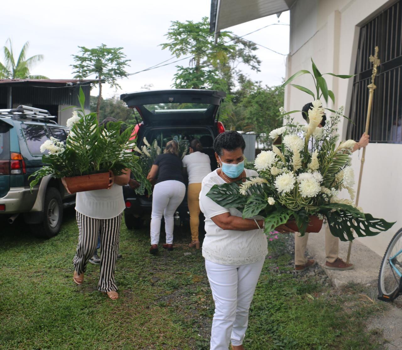 Acto de desagravio en la iglesia católica de La Emilia de Guápiles, donde un hombre fue asesinado el Viernes Santo. Foto Reyner Montero.