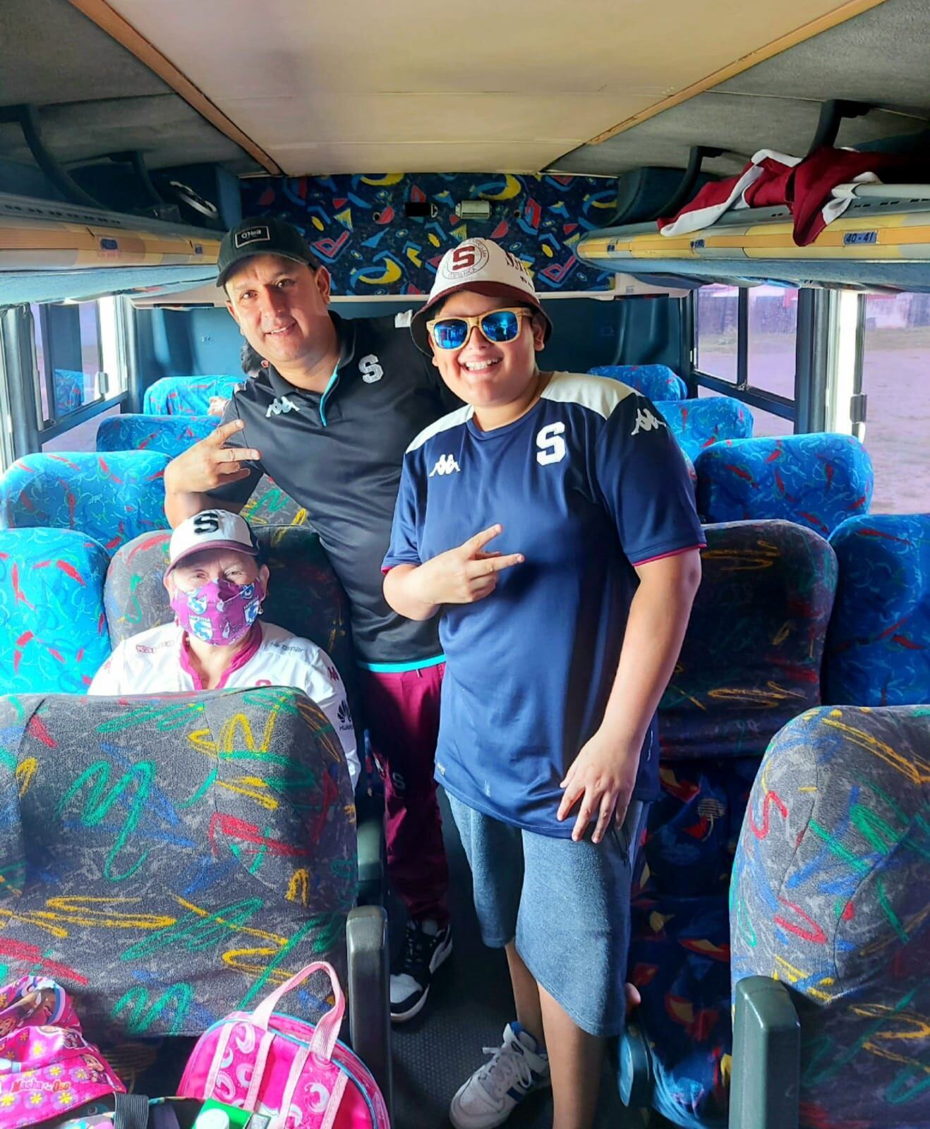 Johnny Vásquez (centro), su mamá, Olga (sentada) y su hijo Evans salieron empapados del Allen Riggioni. Cortesía.