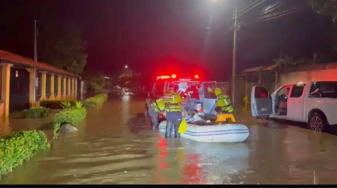 Evacuan a familias afectadas por inundaciones en Puntarenas