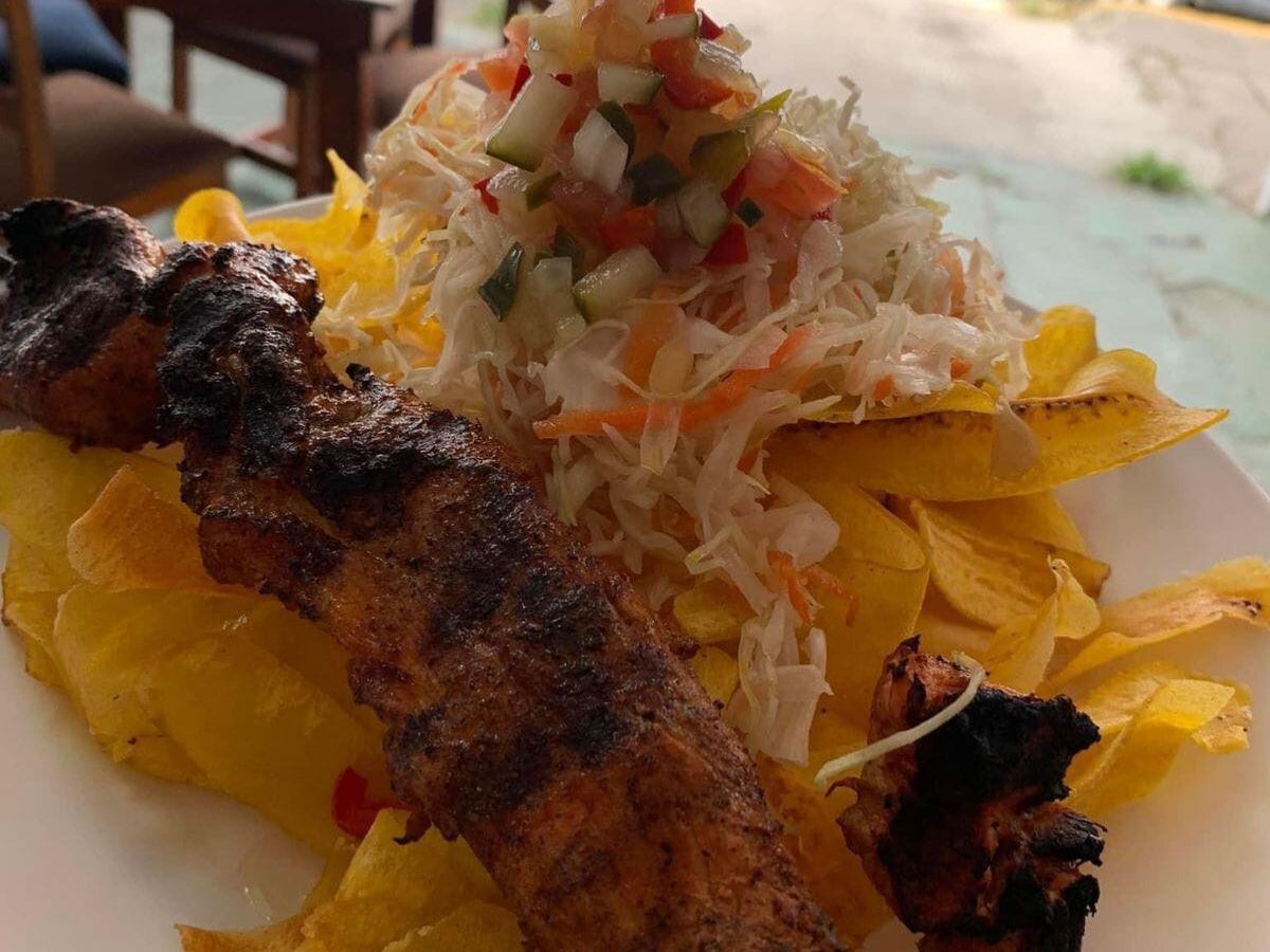 Si usted anda antojado de algo rico, Soda Colonial es una buena opción.