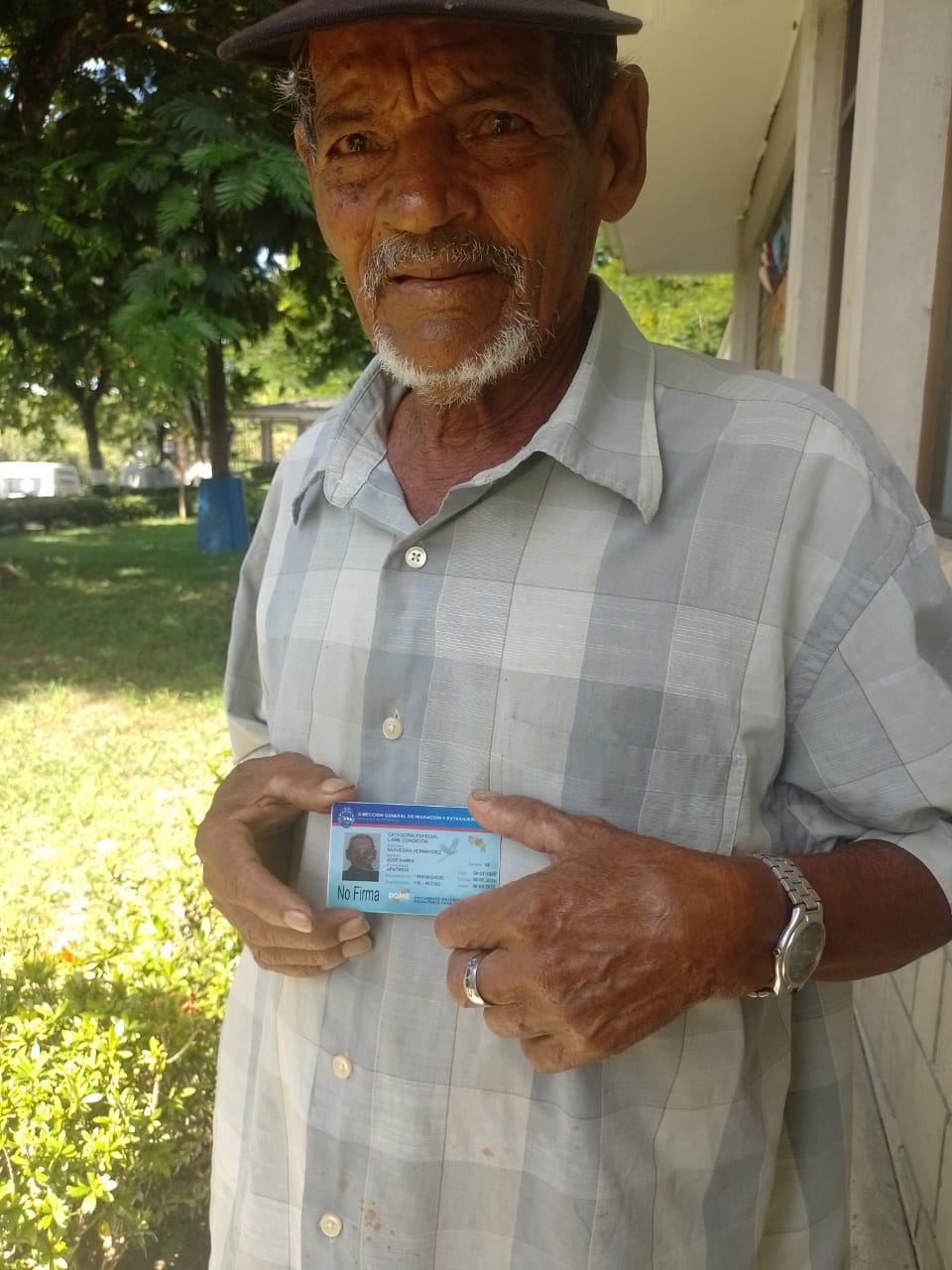 José María Saavedra Hernández, a quien, de cariño en la Ciudadela González, en Ciudad Neilly, Puntarenas, le dicen Pana Pata Pelada, no podía explicar la felicidad que sentía este 23 de marzo cuando le dieron, a sus 93 años, el primer documento de identidad de su vida.