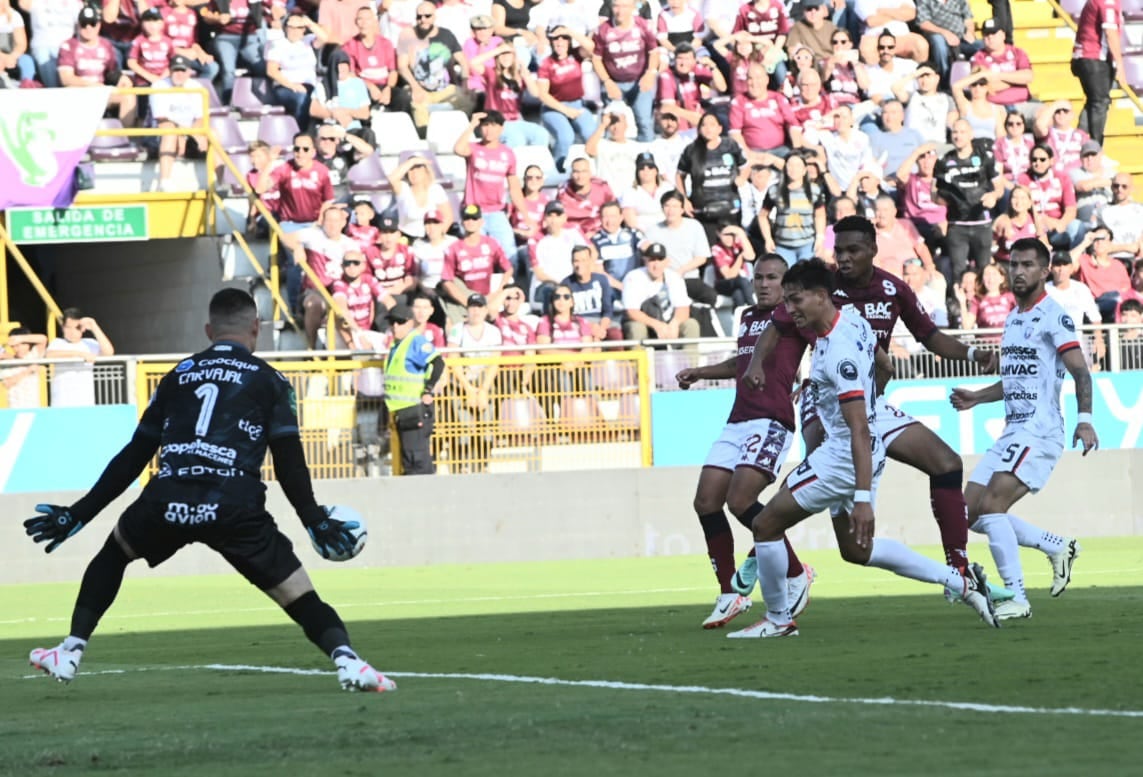 Saprissa buscó por medio de la táctica fija abrir el marcador.