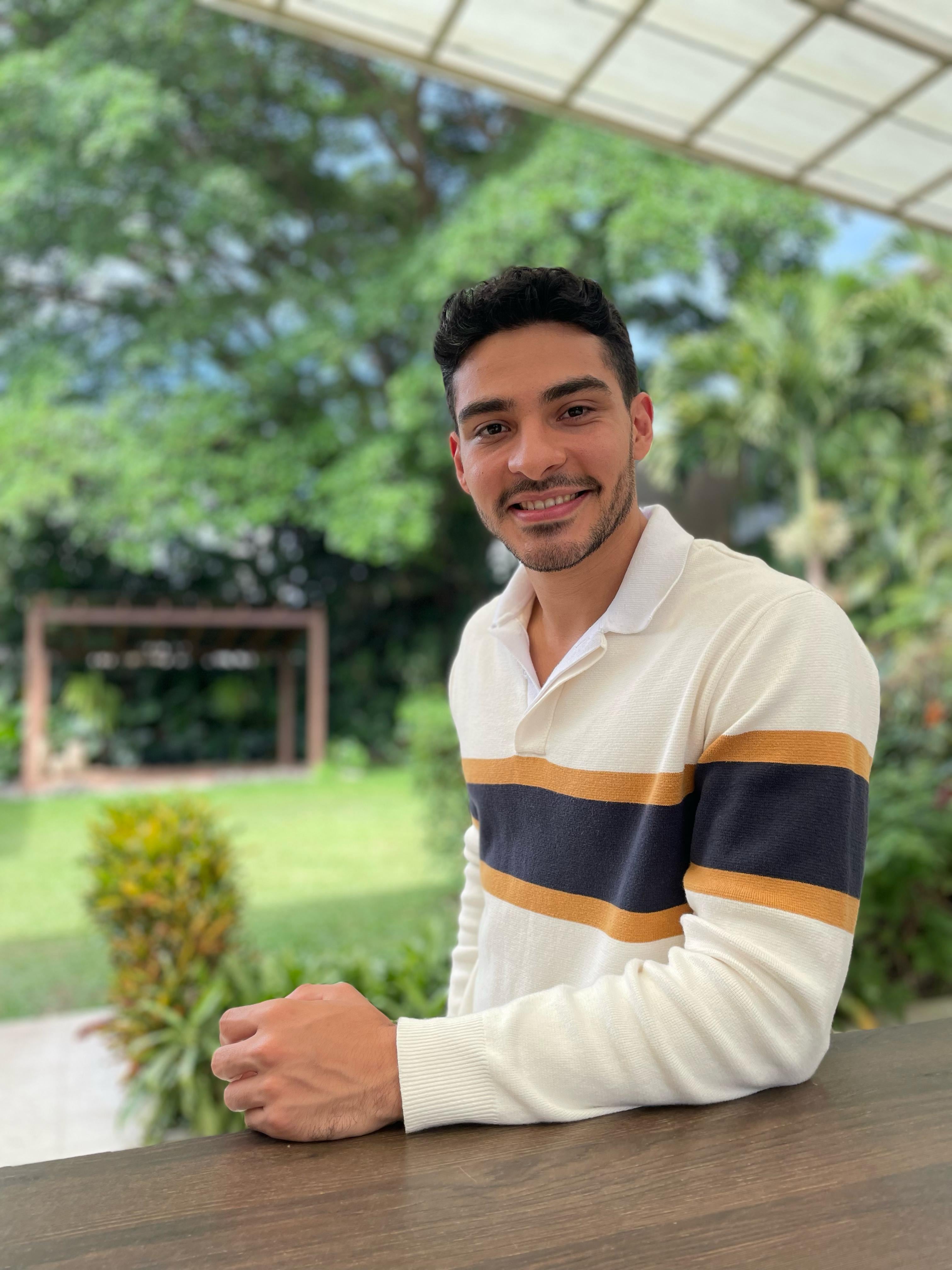 Julián Valverde se incorporó recientemente a Teletica y el joven de 28 años es una verdadera “cajita de sorpresas”