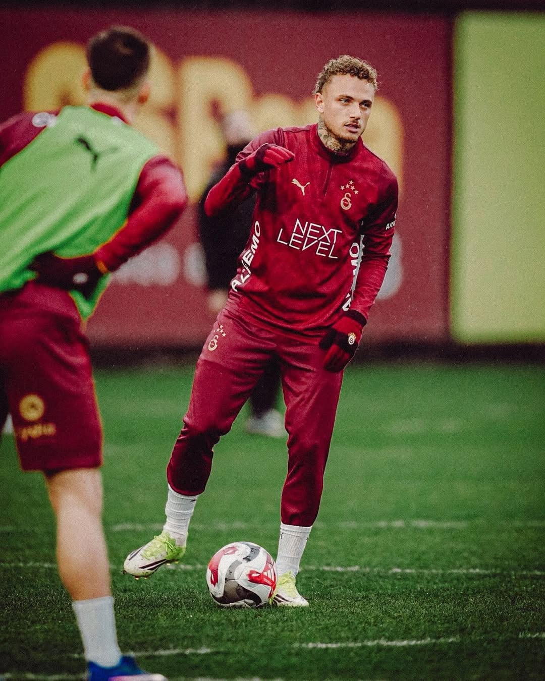 Noa Lang sufrió la semiamputación de un dedo durante el partido en Anfield.