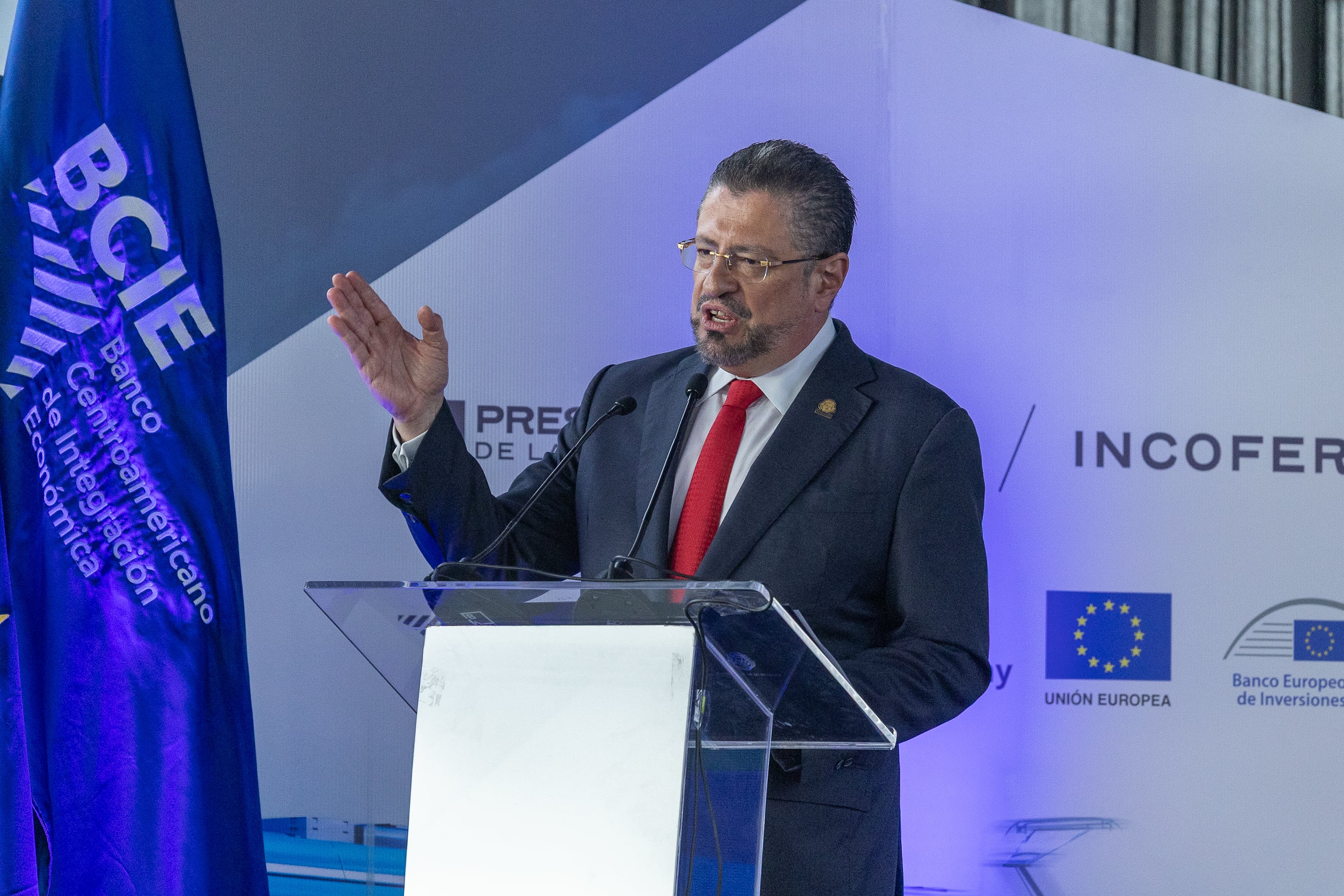 26/09/2025, San José, el gobierno presentó como va a financiar su proyecto de el Tren Eléctrico.