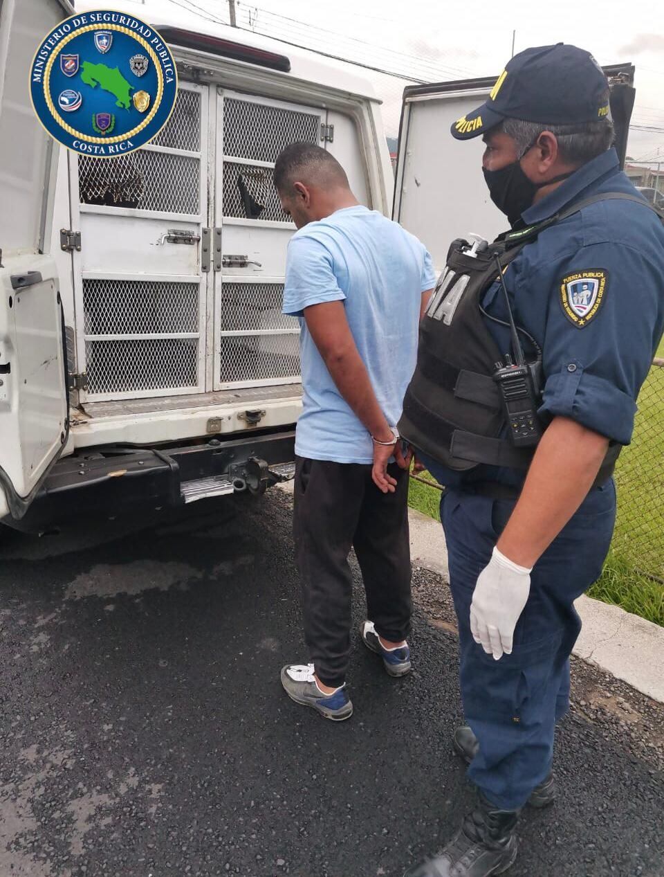 Detienen a sujeto de apellidos Fonseca Navarro por dor órdenes de captura y por encañonar a policía. Foto MSP.