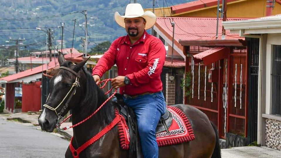 Josua Taisir Masis Alvarado, de 35 años, un reconocido jinete en Cartago y padre de un muchacho y dos adolescentes fue asesinado en una fiesta en Paraíso de Cartago. Foto: Tomada de FB