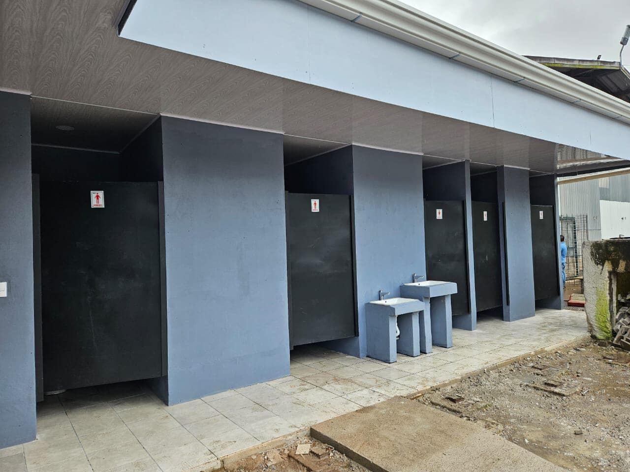 El CATEM cuenta con varios baños públicos.