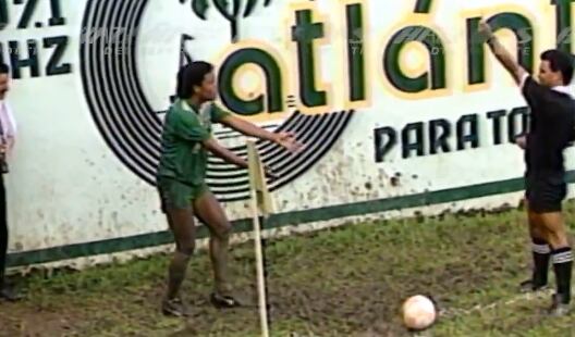 Javier Alexander Cuza recordó cuando Ramón Luis Méndez le sacó la única tarjeta roja de su carrera. Captura de pantalla.