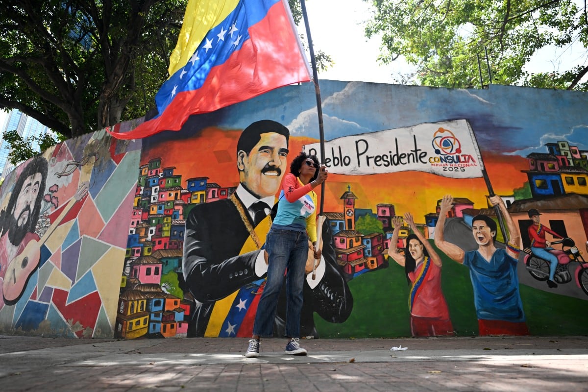 Un simpatizante del depuesto presidente de Venezuela, Nicolás Maduro, ondea una bandera nacional venezolana durante un acto cerca de la Asamblea Nacional, en Caracas, el 5 de enero de 2026.
