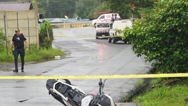 Video: Falla en motocicleta obligó a sicarios a huir a pie tras asesinar a taxista informal en Limón