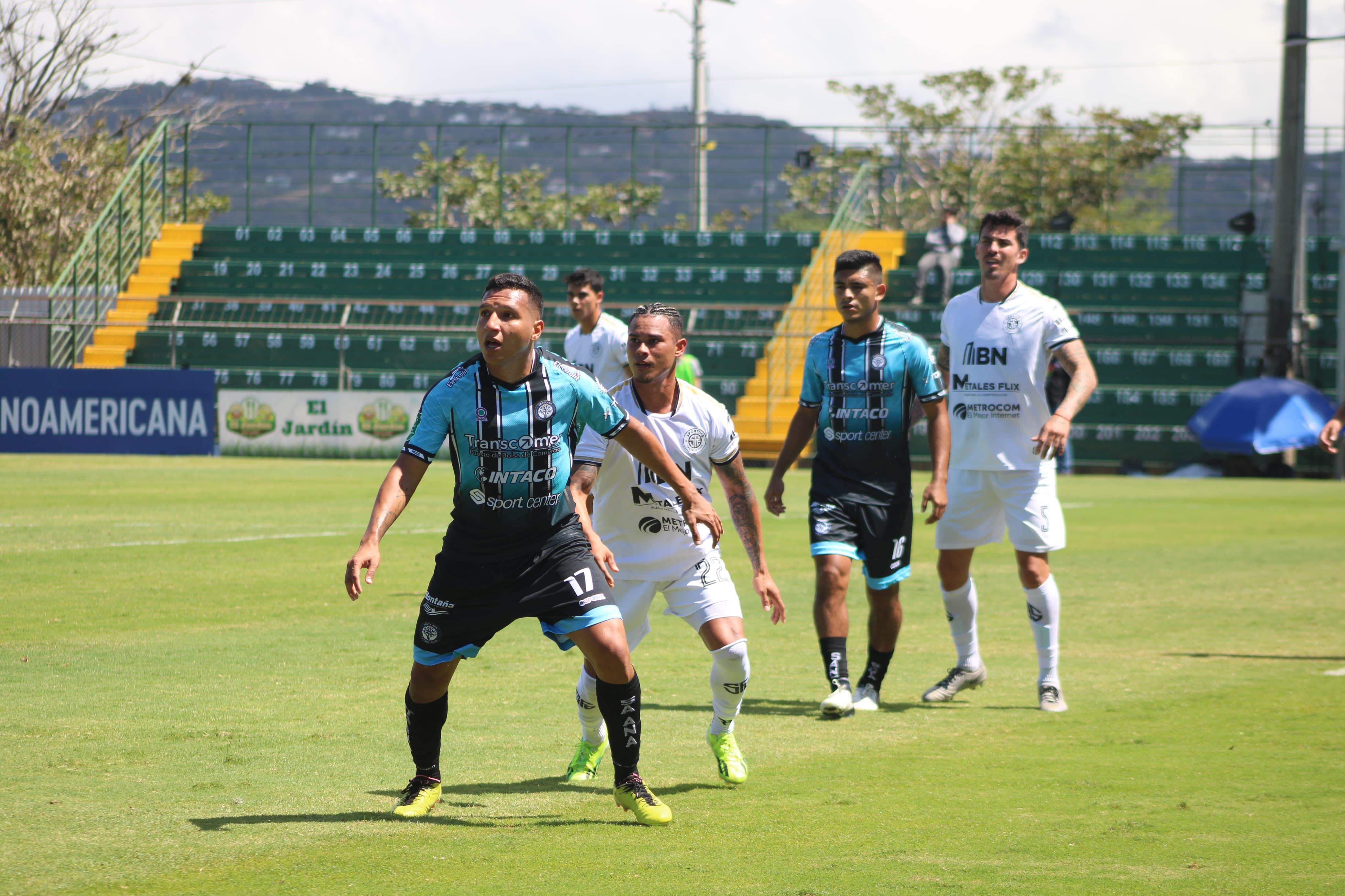 Javier Camareno (17), jugador de Santa Ana debía irse expulsado, en el partido ante Sporting. Prensa SA.