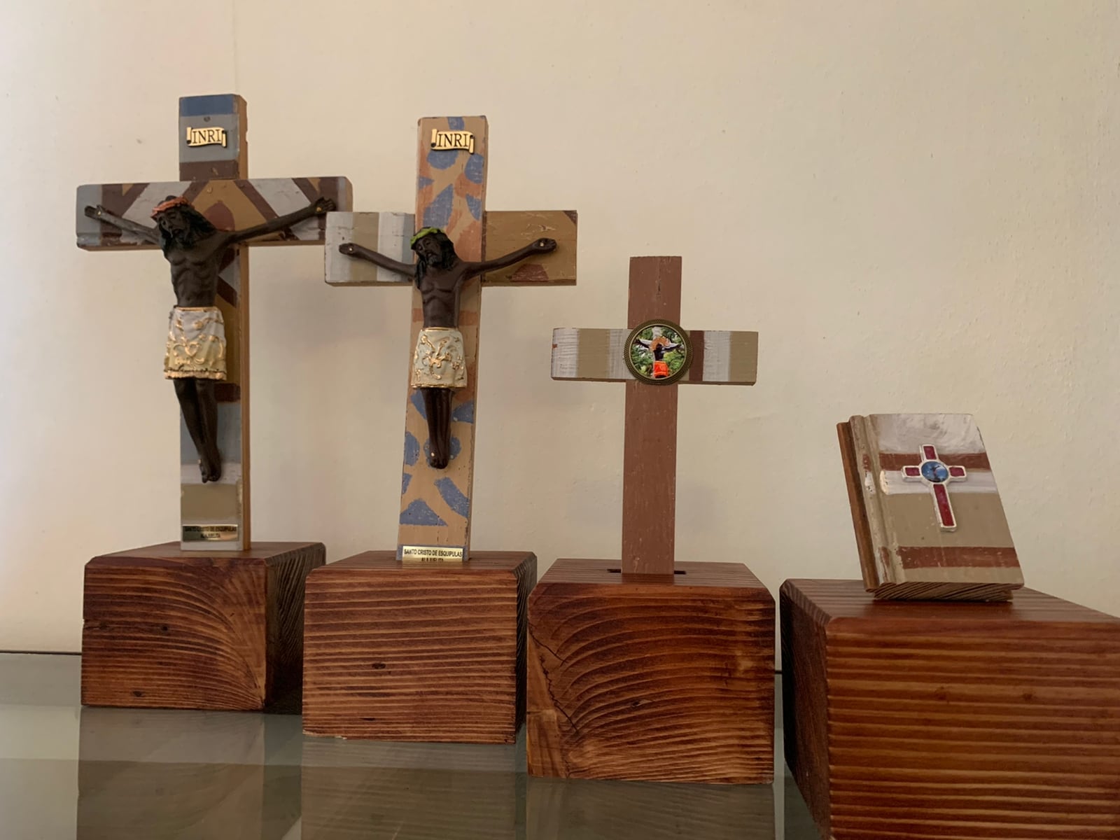 Las celebraciones en honor al Santo Cristo de Esquipulas en Alajuelita, tienen varios ingredientes especiales este 2023, uno de ellos es super histórico: se podrán comprar crucifijos con la imagen de El Negrito, como le dicen de cariño los devotos del Cristo de Esquipulas, la cual estará sobre una cruz de madera de más de 100 años.