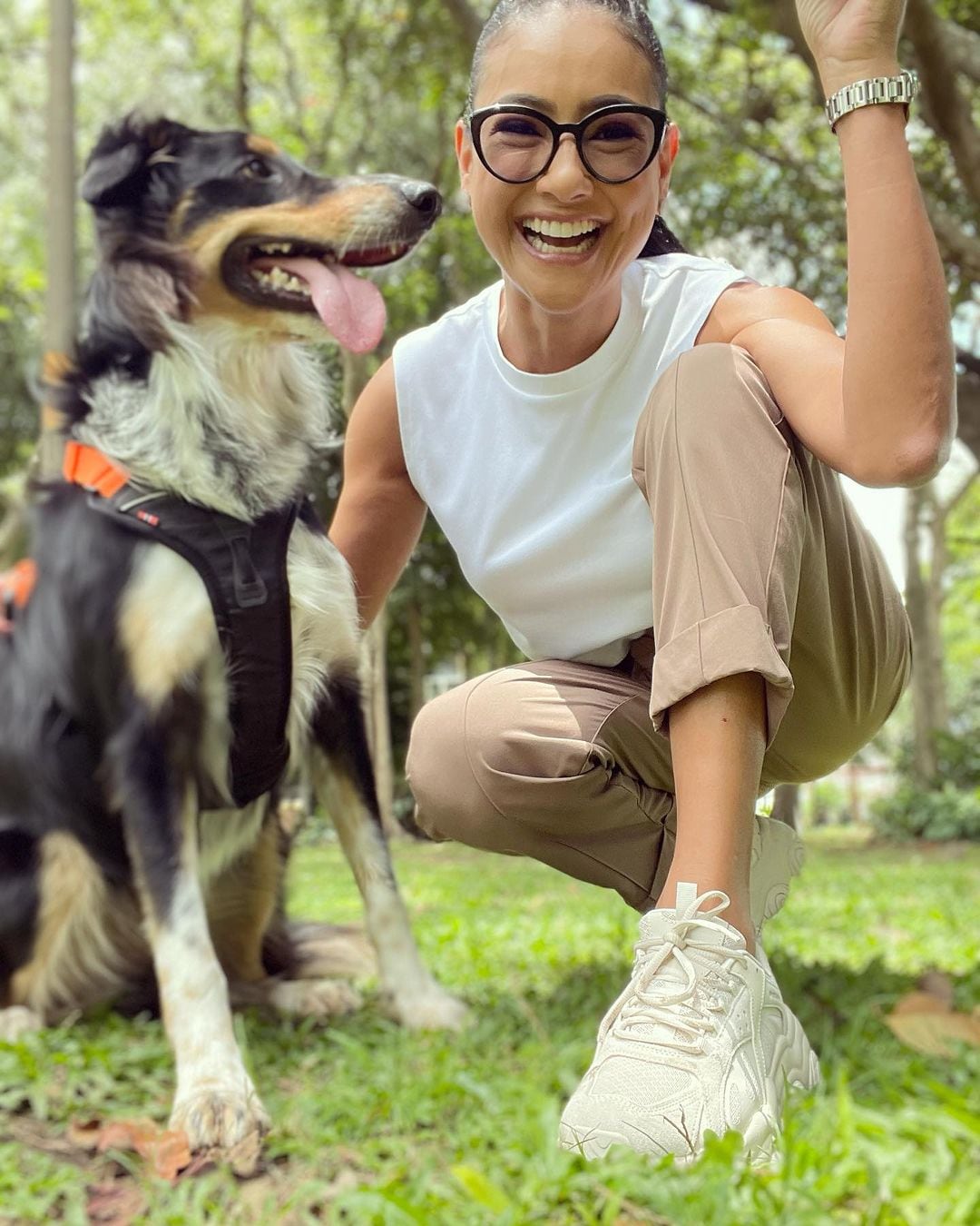 Nancy Dobles e Ignacio Santos junto a su perrito Benny