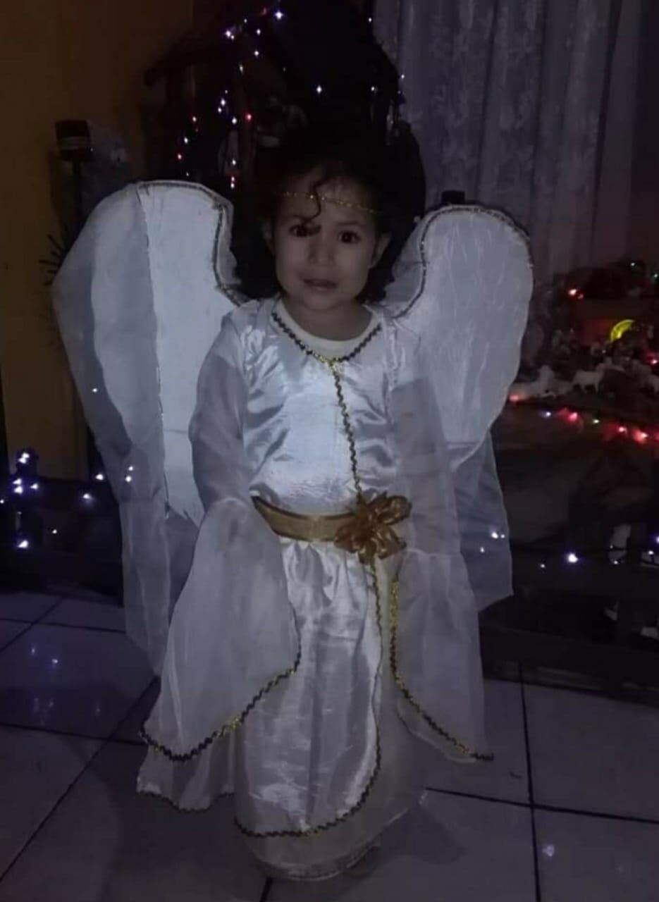 Ana González, quien tiene 63 años y vive en San Antonio de Desamparados, que ella tenía las banderas y escudos de Costa Rica adornando la parte de afuera de la casa, pero por dentro ya todo era navideño. En la foto Celeste de 5 añitos vestida de angelita