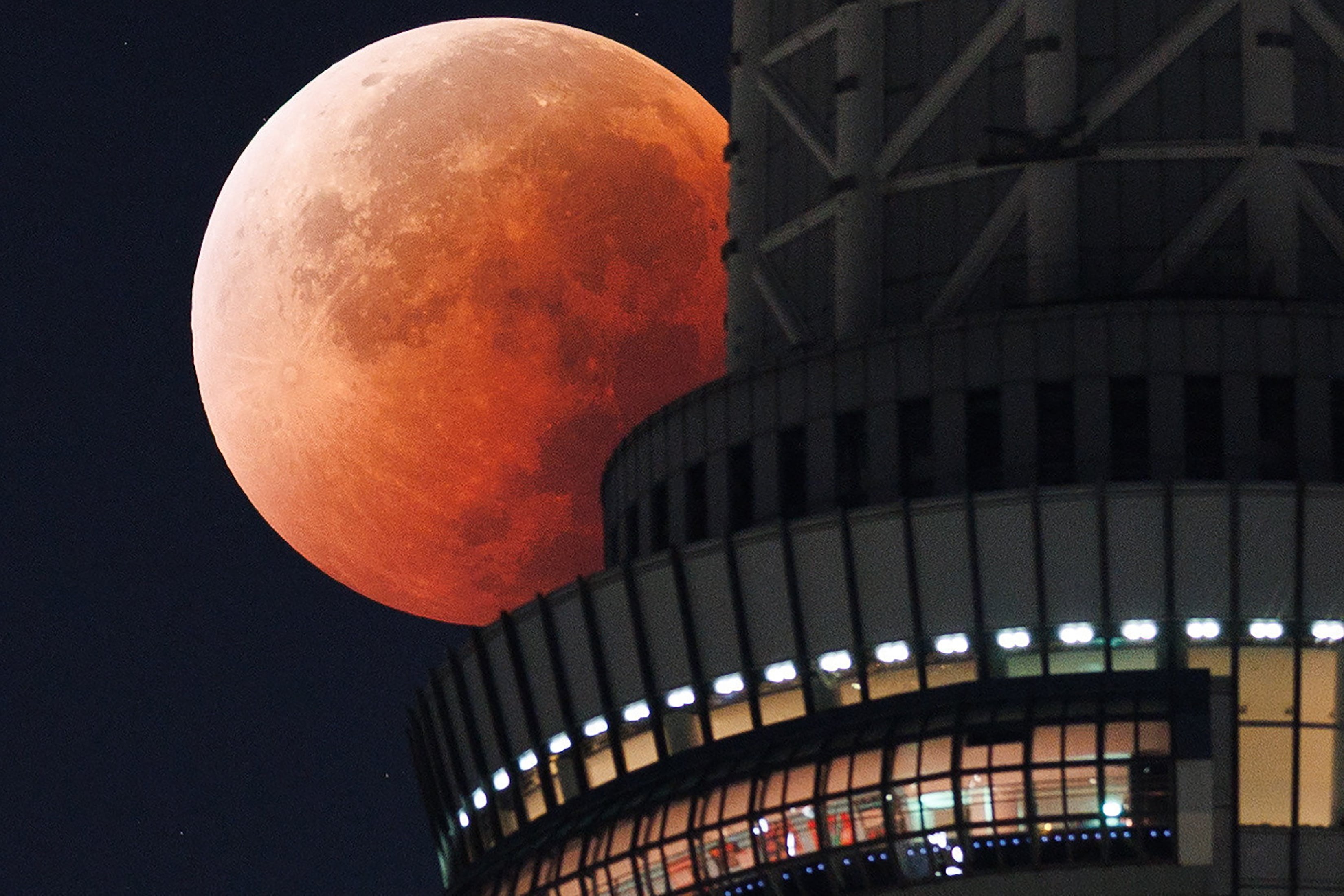 La Luna aparece detrás del Tokyo Skytree durante un eclipse lunar total en plena noche sobre la capital japonesa, a primera hora del 8 de septiembre de 2025. Los aficionados a la astronomía disfrutaron de una "Luna de Sangre" durante la noche del 7 de septiembre, durante un eclipse lunar total visible en Asia y en zonas de Europa y África.