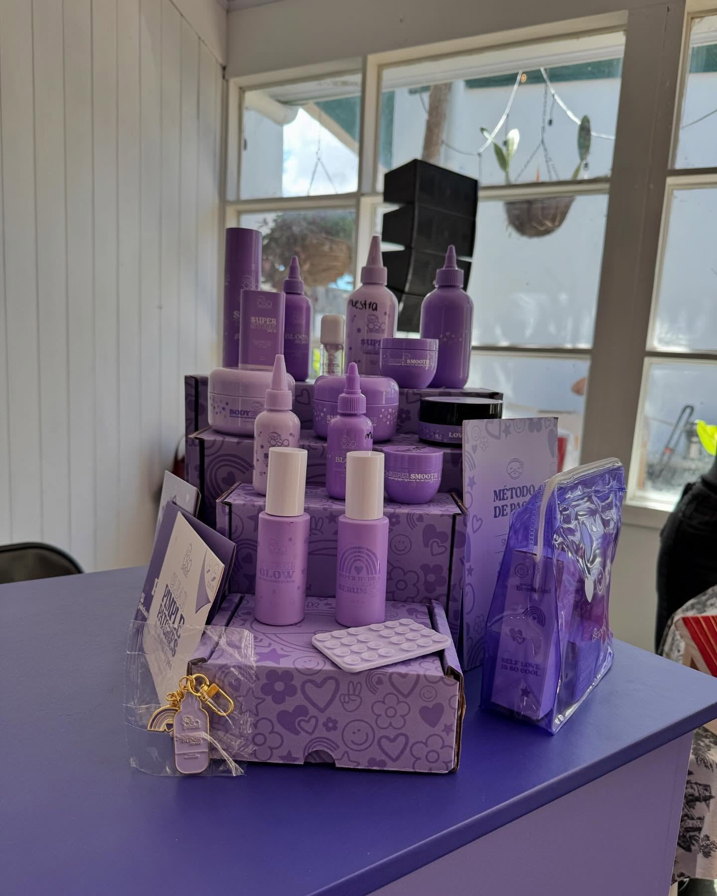 A Gloria Garita Calderón le ha tocado cocinar más que sueños. Esta joven vecina de Curridabat, de apenas 21 años, convirtió su pasión por el cuidado de la piel en un negocio que arrancó con ollas prestadas y terminó con su vida entera envuelta en jabones, bálsamos y mascarillas. Gloria es nieta del expresidente de Costa Rica Rafael Ángel Calderón Fournier (1990-1994) y de la exprimera dama y exdiputada Gloria Bejarano Almada. Y aunque cualquiera pensaría que eso le abrió todas las puertas, a ella más bien se las cerraron.