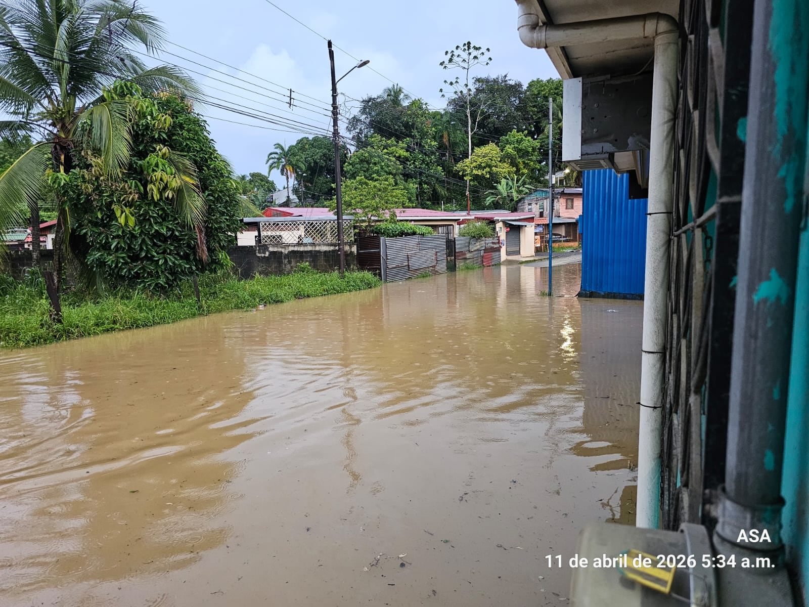 Las fuertes lluvias causaron inundaciones en varios barrios de Limón. Foto CNE.