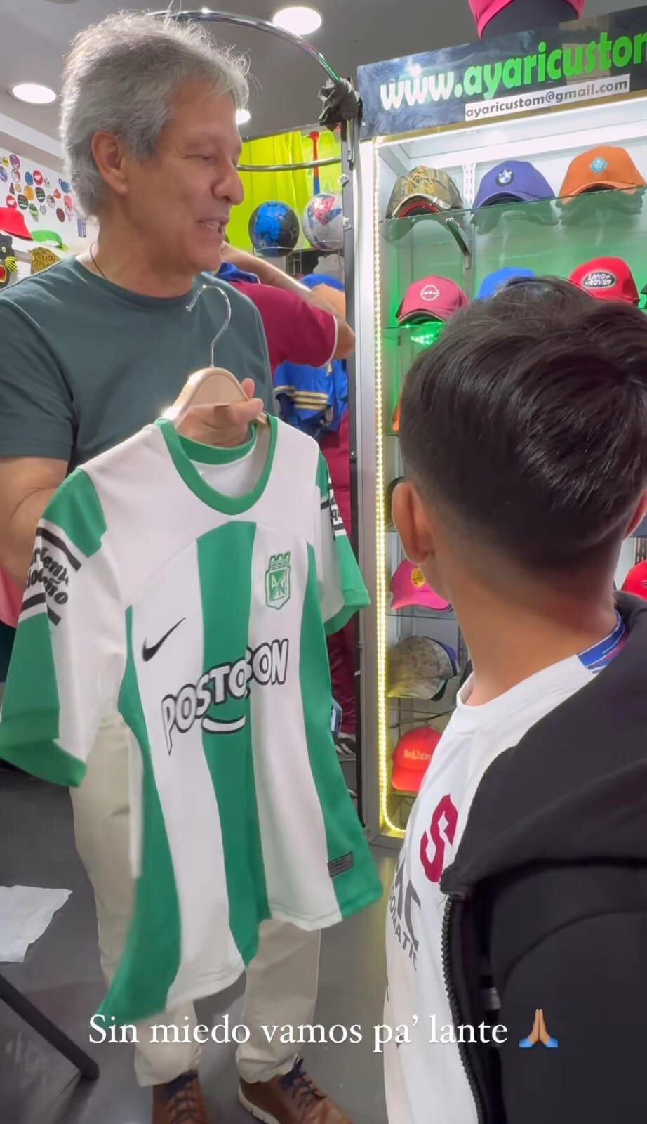 El entrenador colombiano Carlos Restrepo compartió con Stacy Montero, esposa de David Guzmán y con Niko, el hijo mayor del volante del Saprissa.