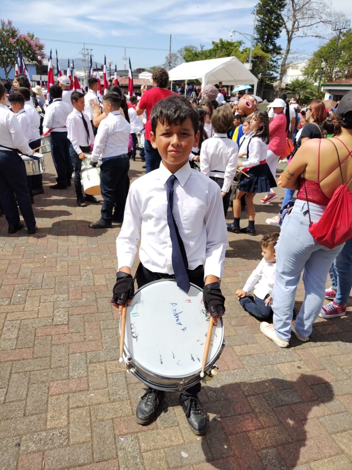 El 11 de abril del 2023, en Alajuela, se conmemoraron los 167 años de la Batalla de Rivas, en la cual destacó la gesta heroica de Juan Santamaría. Los actos fueron en el parque Juan Santamaría y hubo desfile en las calles alajuelenses. En la foto el niño Cristopher Meléndez Navarro de 11 años de la escuela El Invu Las Cañas.