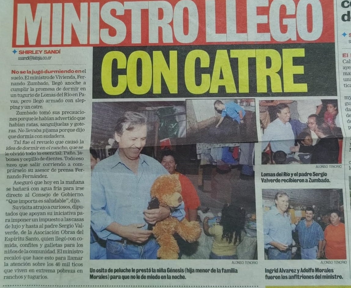 El ministro de vivienda Fernando Zumbado Jiménez con un oso de peluche, tras pasar la noche en un tugurio de Lomas del Río, Pavas, el 29 de mayo del 2007