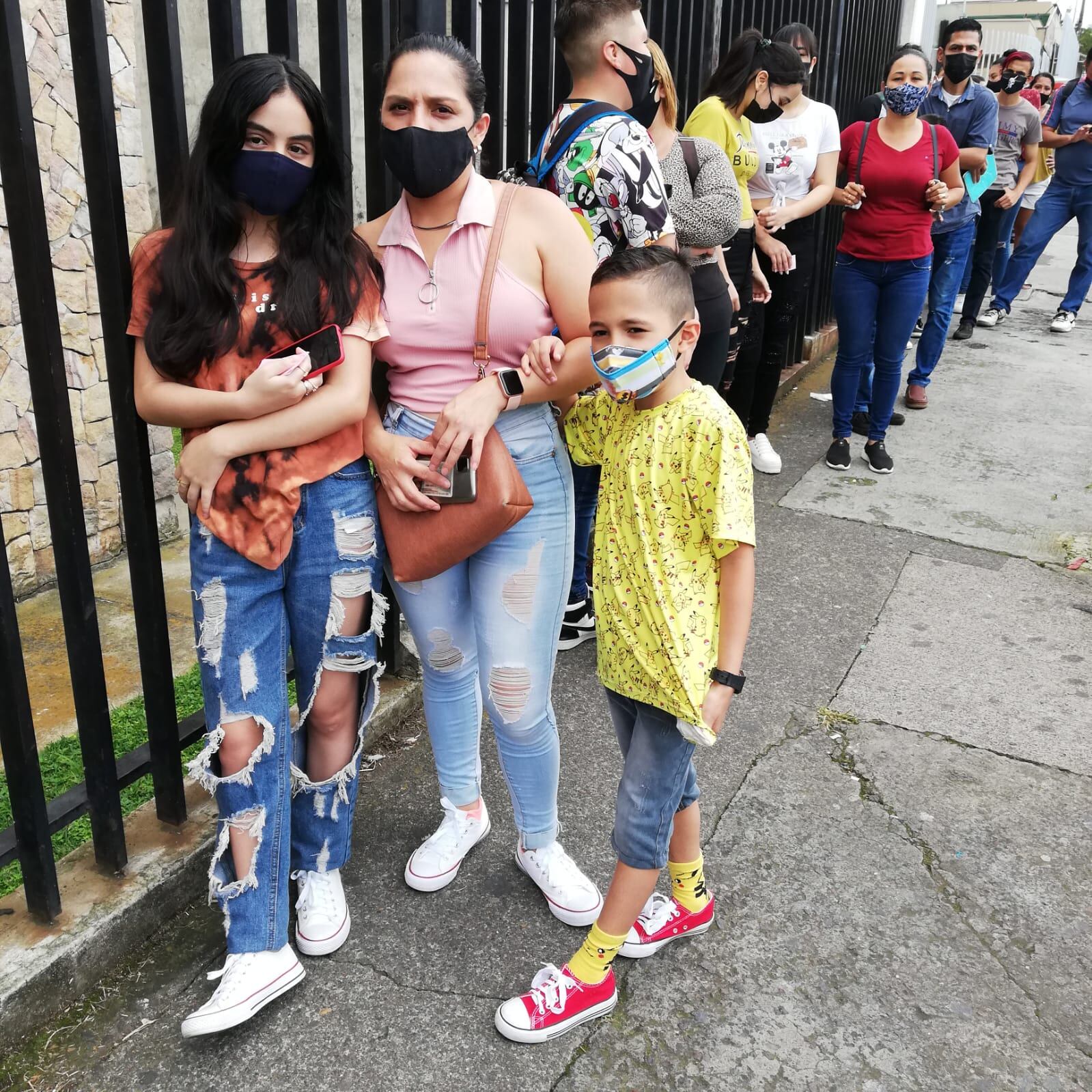 Kristhel Araya Tardensilla pasó la mañana de su cumpleaños, este 25 de octubre, en un puro corre y corre, para poderse regalar la vacuna contra el covid-19, la cual se puso antitos del medio día en el Hospital de Niños. En la foto con su mamá, Diana Tardensilla y su hermano Eythan.