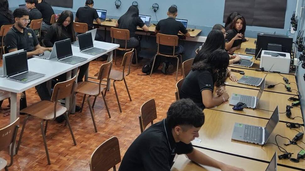 LIceo de Alajuelita hizo pruebas estandarizadas el 24 de abril del 2023
