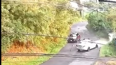Conductor que atropelló a motociclista y huyó en Heredia se entrega al OIJ