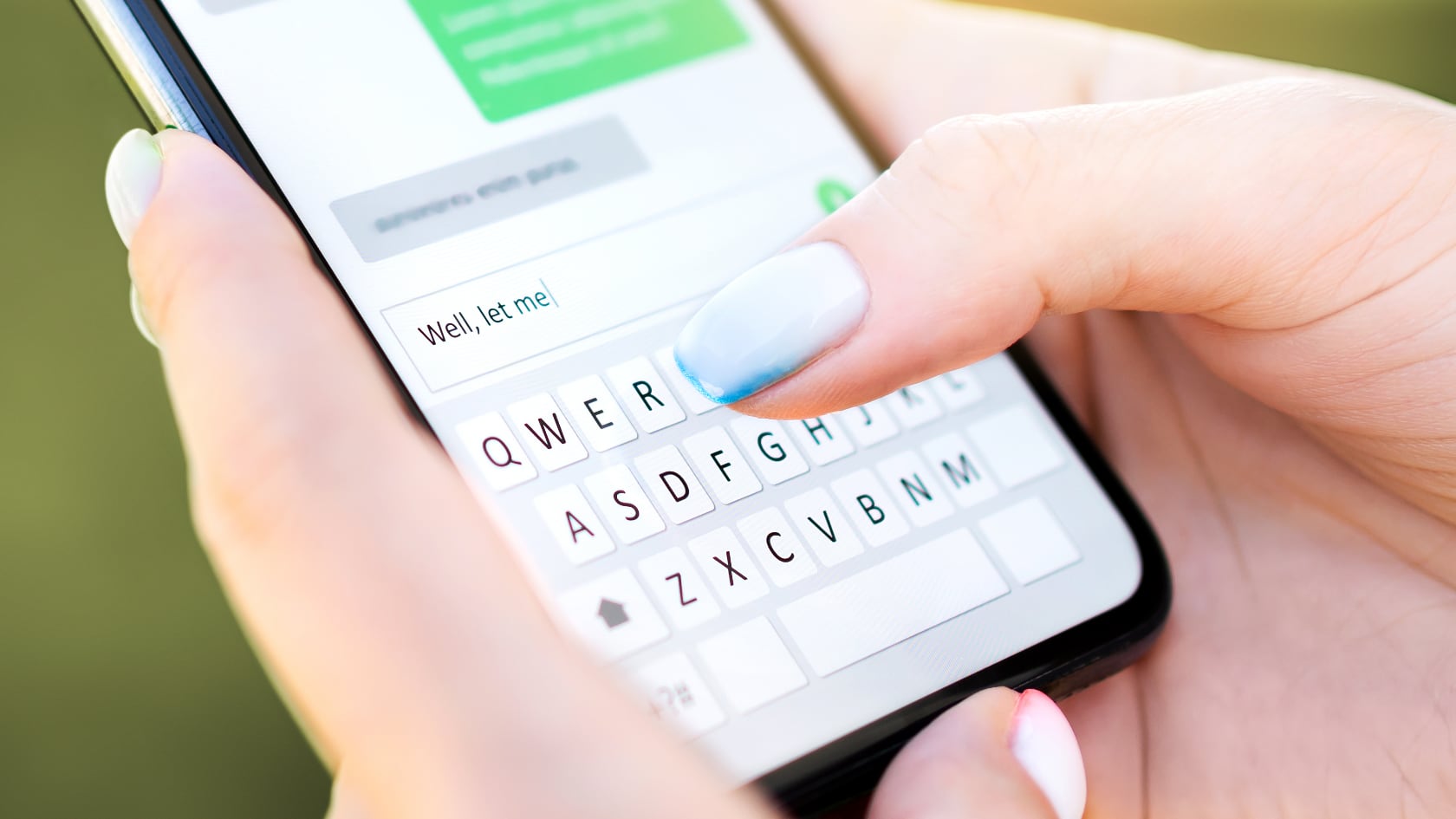 Los mensajes eliminados en WhatsApp se pueden recuperar al restaurar una copia de seguridad almacenada en la cuenta vinculada al teléfono.