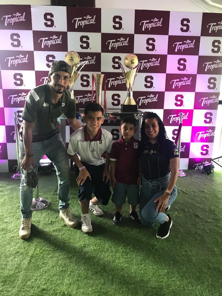 Ezequiel Pérez, pequeñito que compartió con Mariano Torres el domingo en el juego contra Puntarenas. Cortesía.