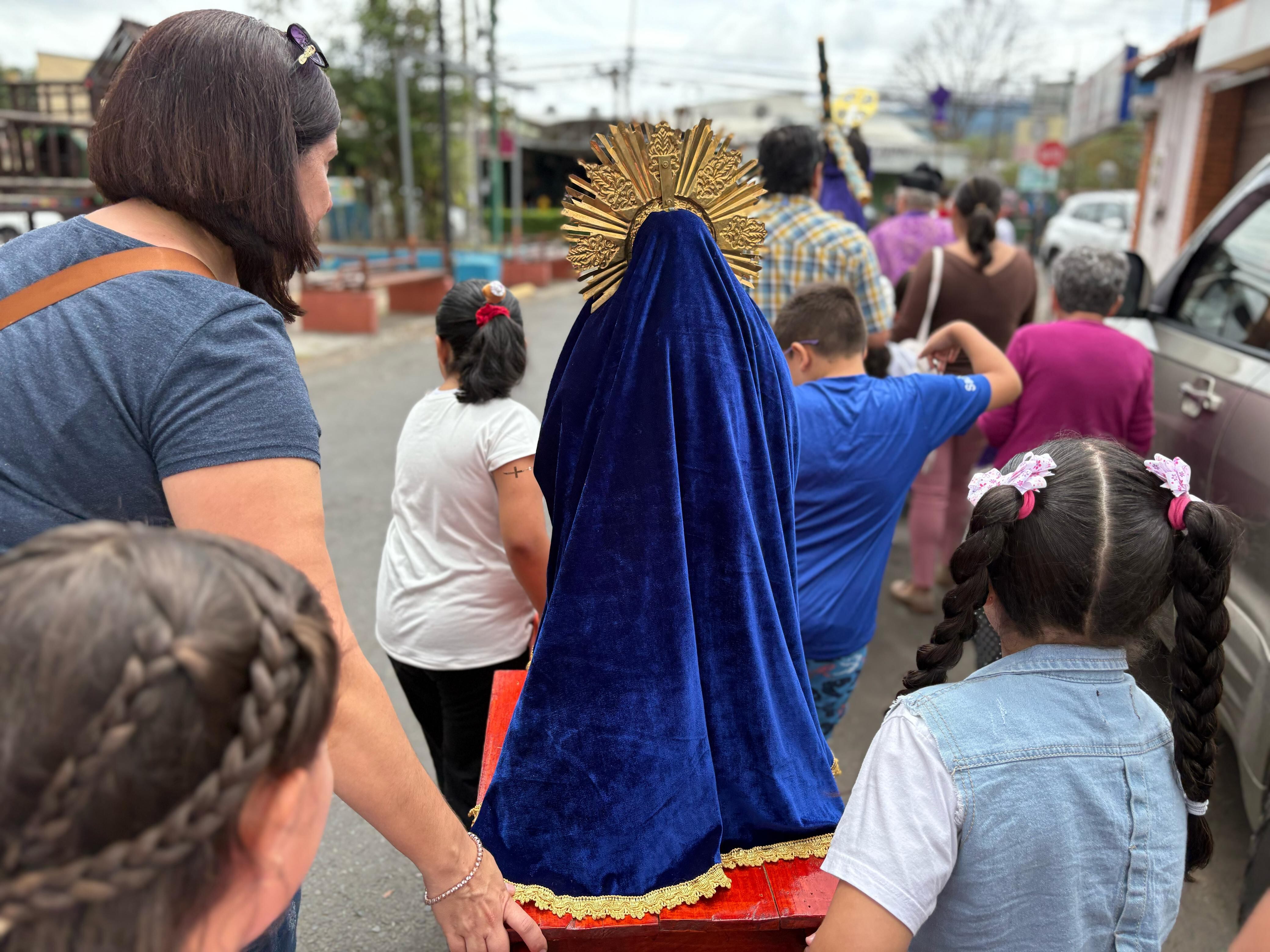 Un “Jesucristico en el sepulcritico”, una “virgencita de los dolorcitos”, un “Nazarenito”, entre otras imágenes pequeñitas, fueron cargadas por niños de la parroquia San Rafael Arcángel de San Rafael Arriba de Desamparados
