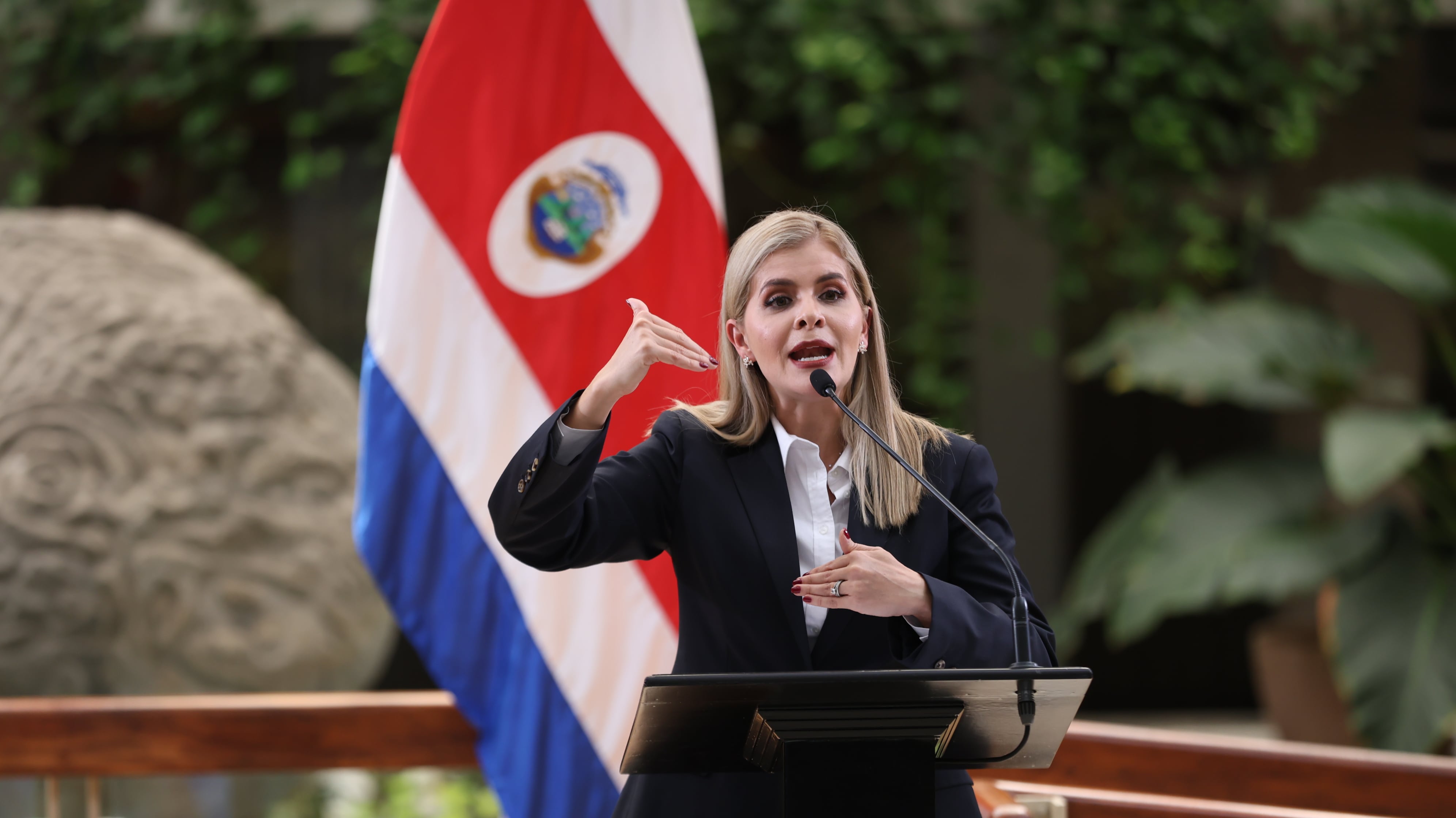 Fotos de la Sra. Presidente de la República Laura Fernández durante la rueda de prensa semanal a en Casa Presidencial / Foto John Durán