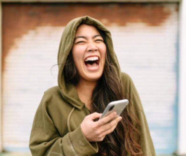 Hay una forma correcta de escribir la risa por mensajes, según la RAE. GDA / El Tiempo / Colombia
