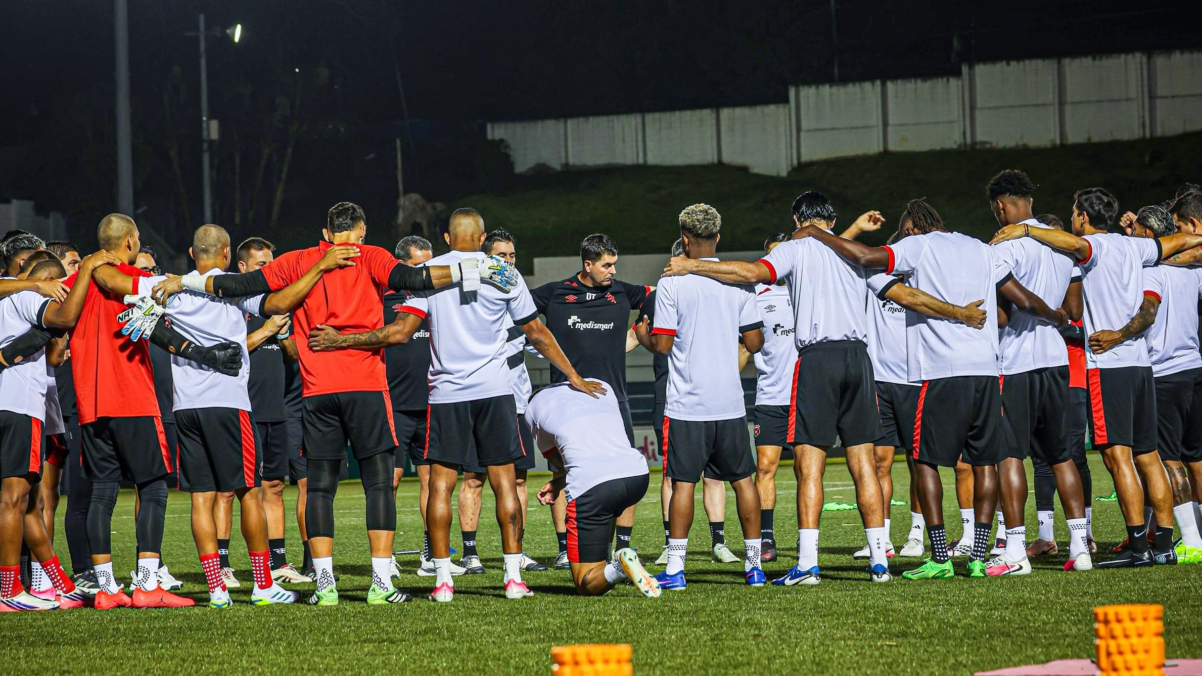 Liga Deportiva Alajuelense reconoció la gramilla del Estadio Nacional Las Delicias, en Santa Tecla, donde este 20 de agosto jugará contra Luis Ángel Firpo.