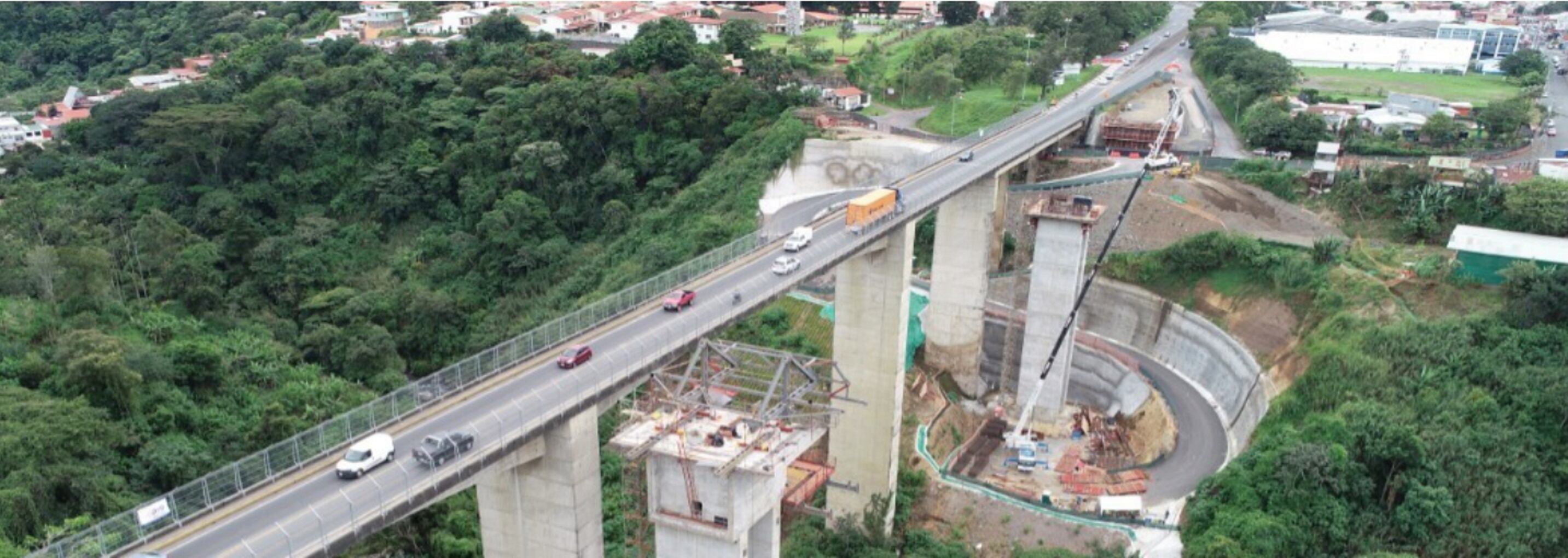 Puente sobre Ruta 32 conocido como puente Saprissa