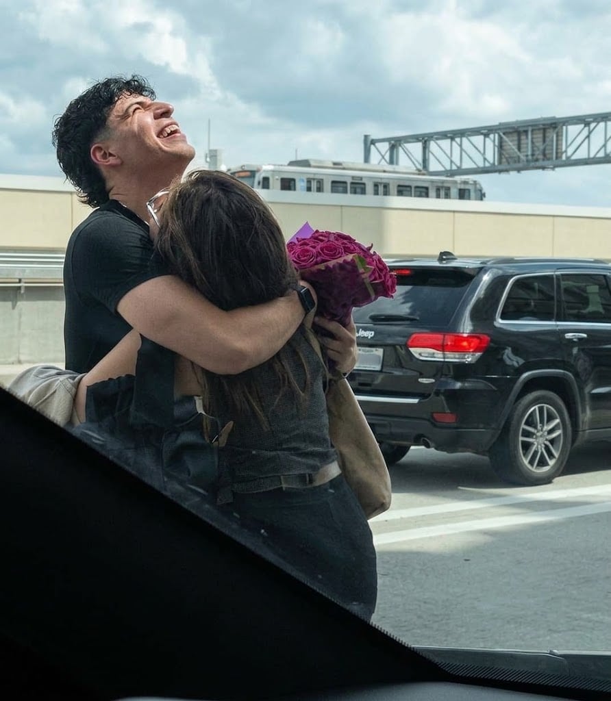 Julián Valverde recibió con flores a su hermana después de cinco años sin poder verla personalmente.