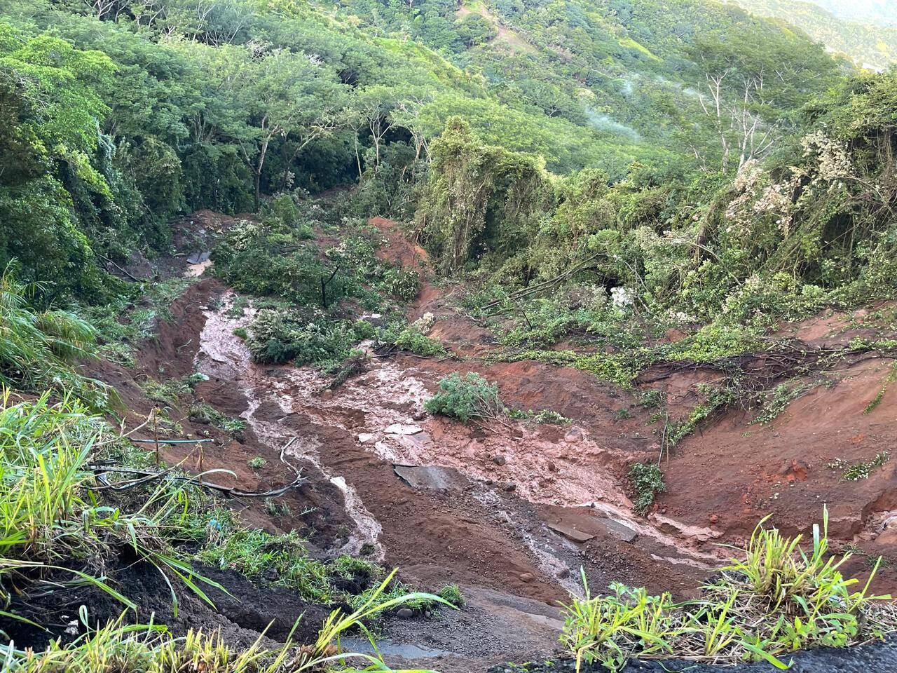 El colapso de la carretera en Cambronero se habría dado la madrugada de este sábado. Foto Noticias San Ramón.
