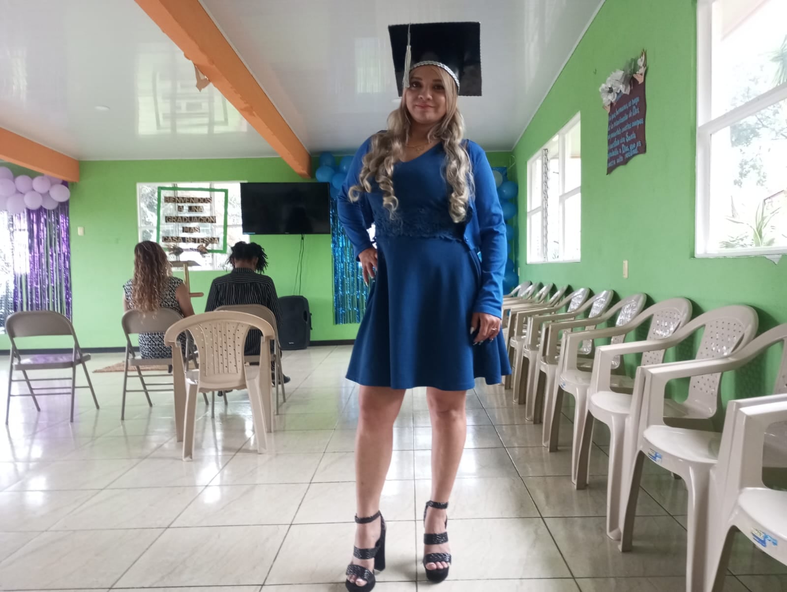 Dorelia Ramírez, vecina de San Miguel de Desamparados, dejó las adicciones gracias a un centro cristiano y ahora recorre el país vendiendo pancitos para sostener a sus tres hijos