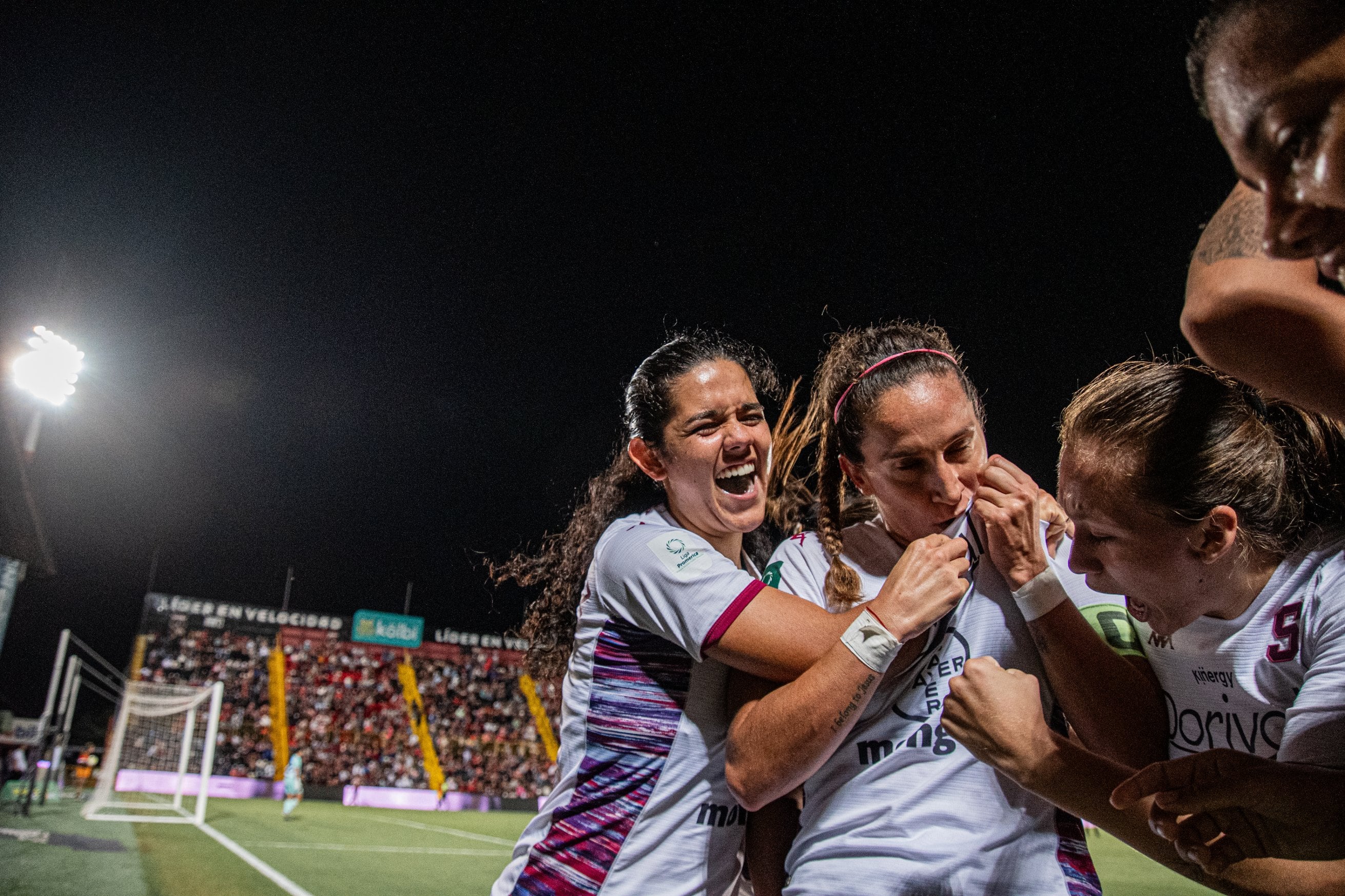 Carolina Venegas gritó con el alma el gol con el que Saprissa eliminó a Alajuelense y se metió a la final del Torneo de Copa. Foto: Prensa Saprissa