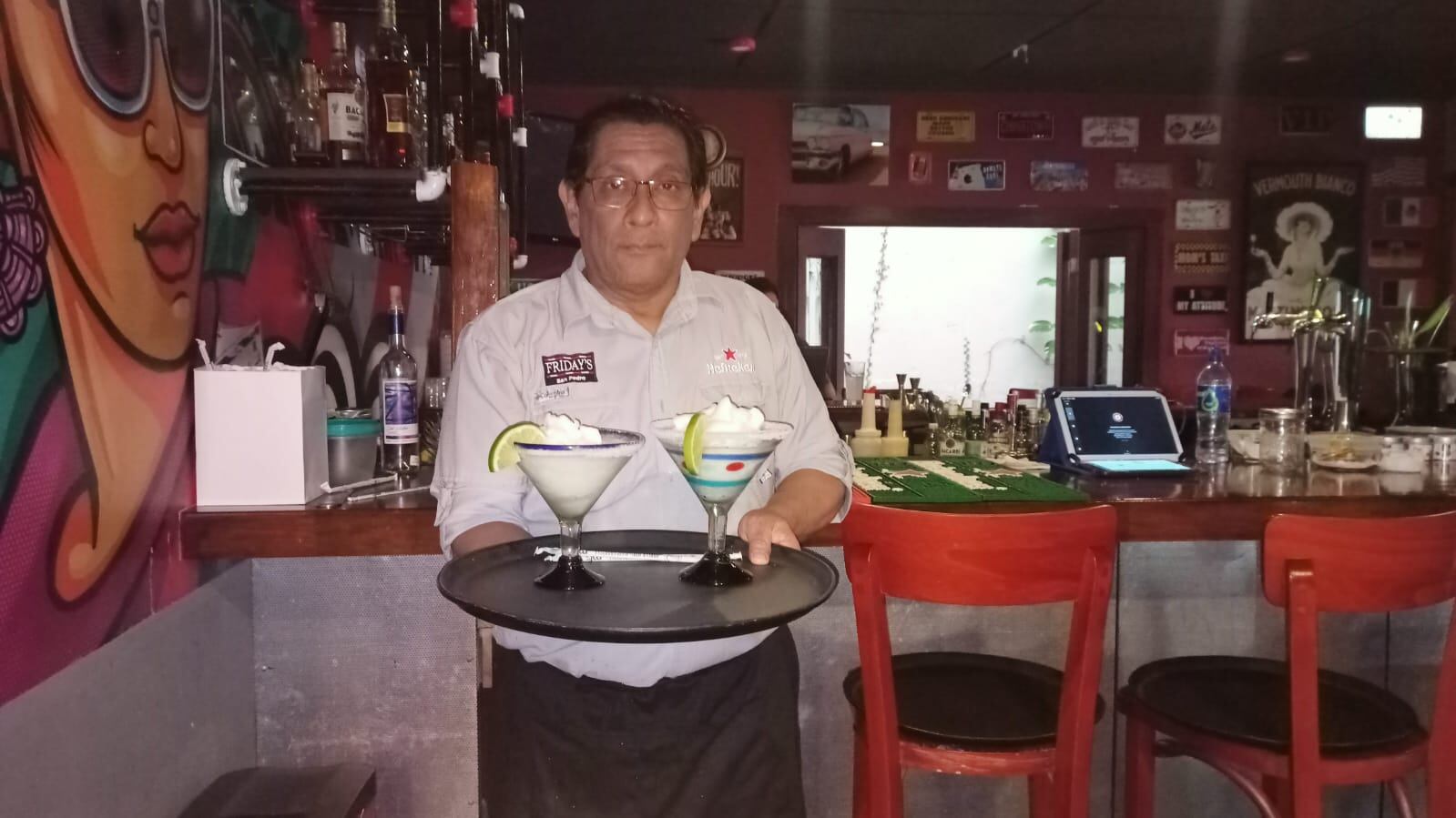 Rommel Melendez, médico nicaragüense, tiene más de dos años laborando como mesero en Costa Rica.